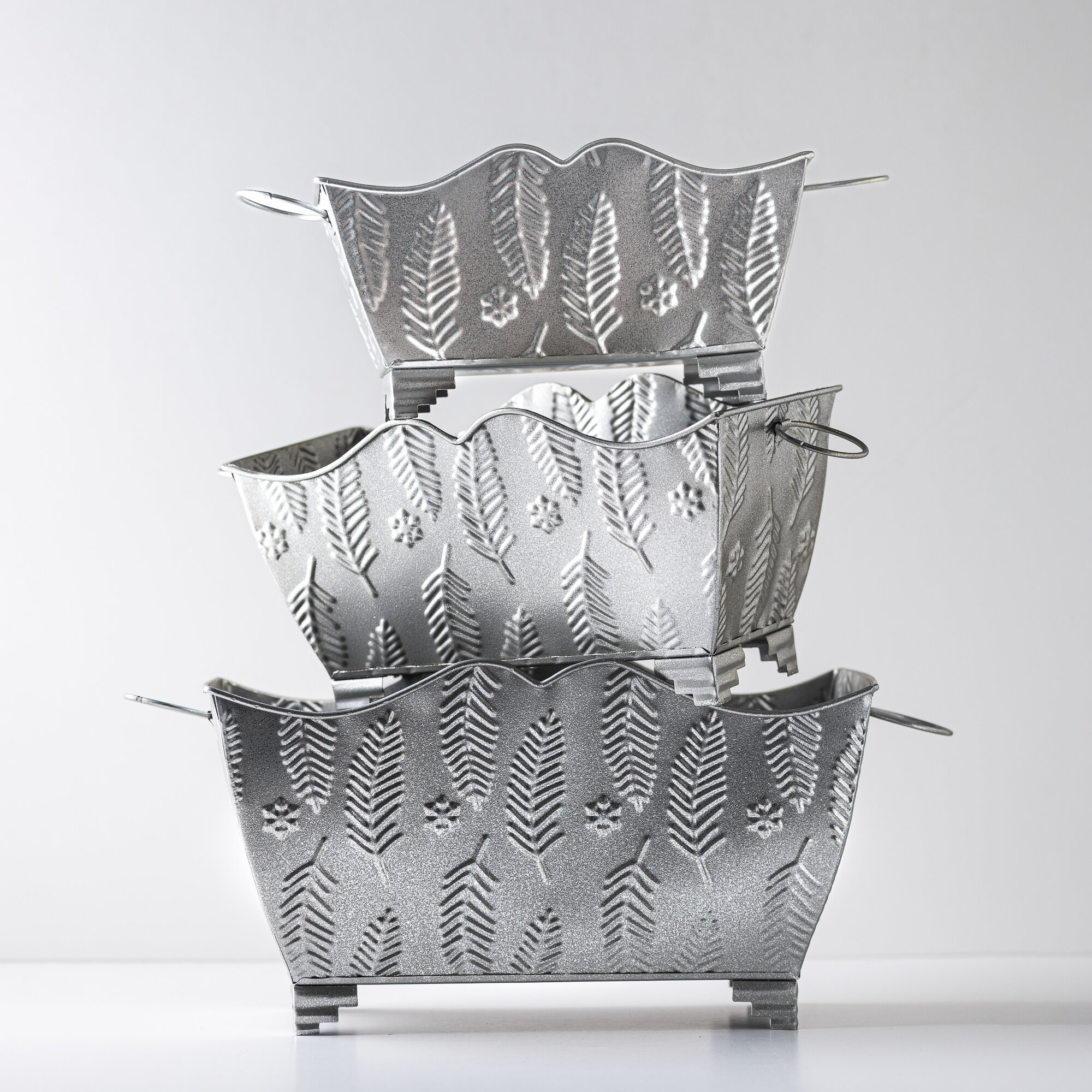 Набор из трех контейнеров металлических винтажных, 31.5х16.5х16; 27.5х13х14; 24х10х11.5 см.