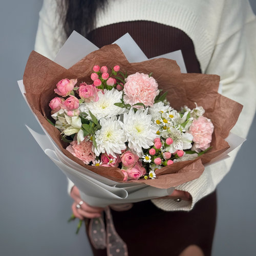 Изображение товара Букет Клубничное мороженое в стильной упаковке. «365 Поводов» - живые цветы с доставкой