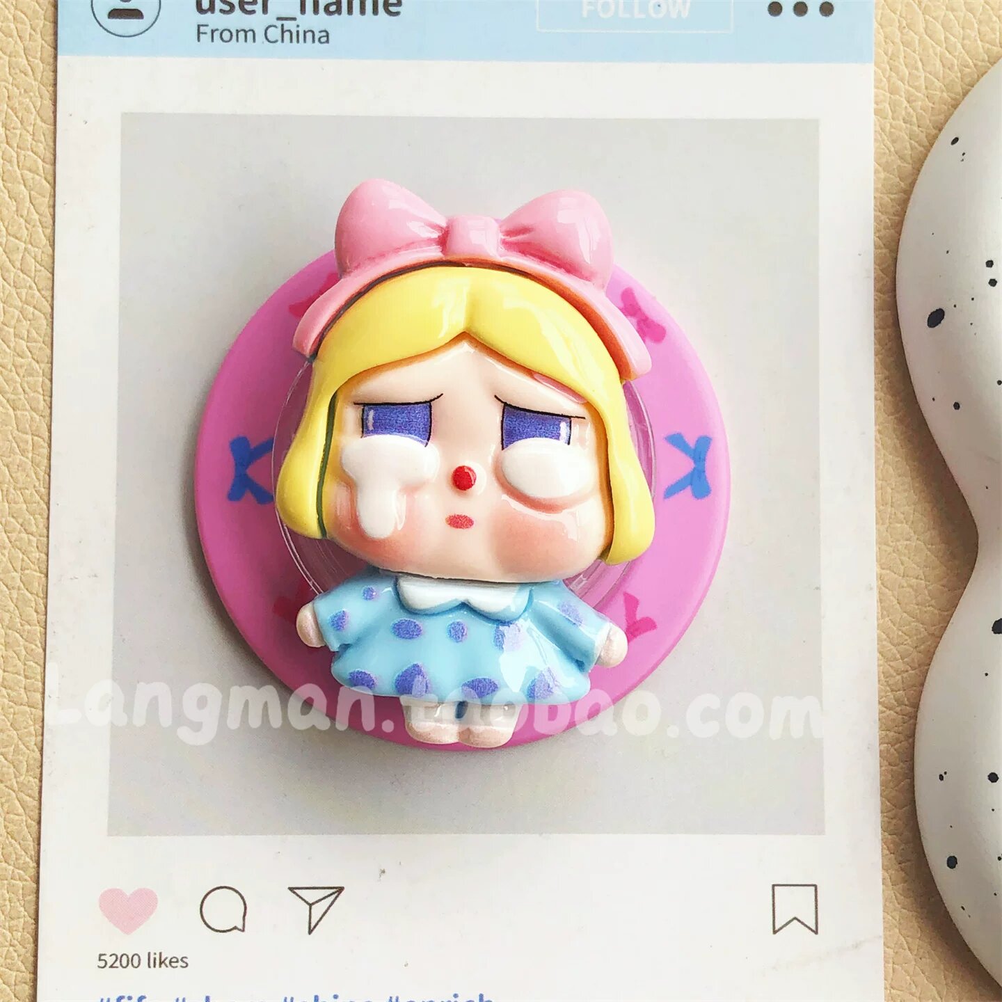 Регулируемая магнитная подставка для телефона с резиновой фигуркой плачущего куклы в голубом платье и розовой основой