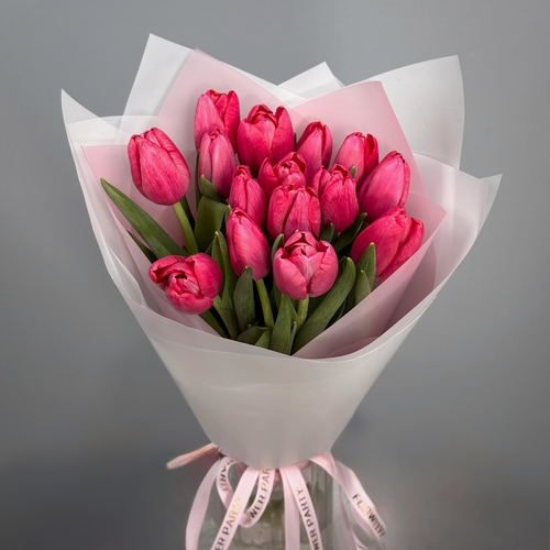 Изображение товара Букет из 15 малиновых тюльпанов в стильной упаковке. «365 Поводов» - живые цветы с доставкой