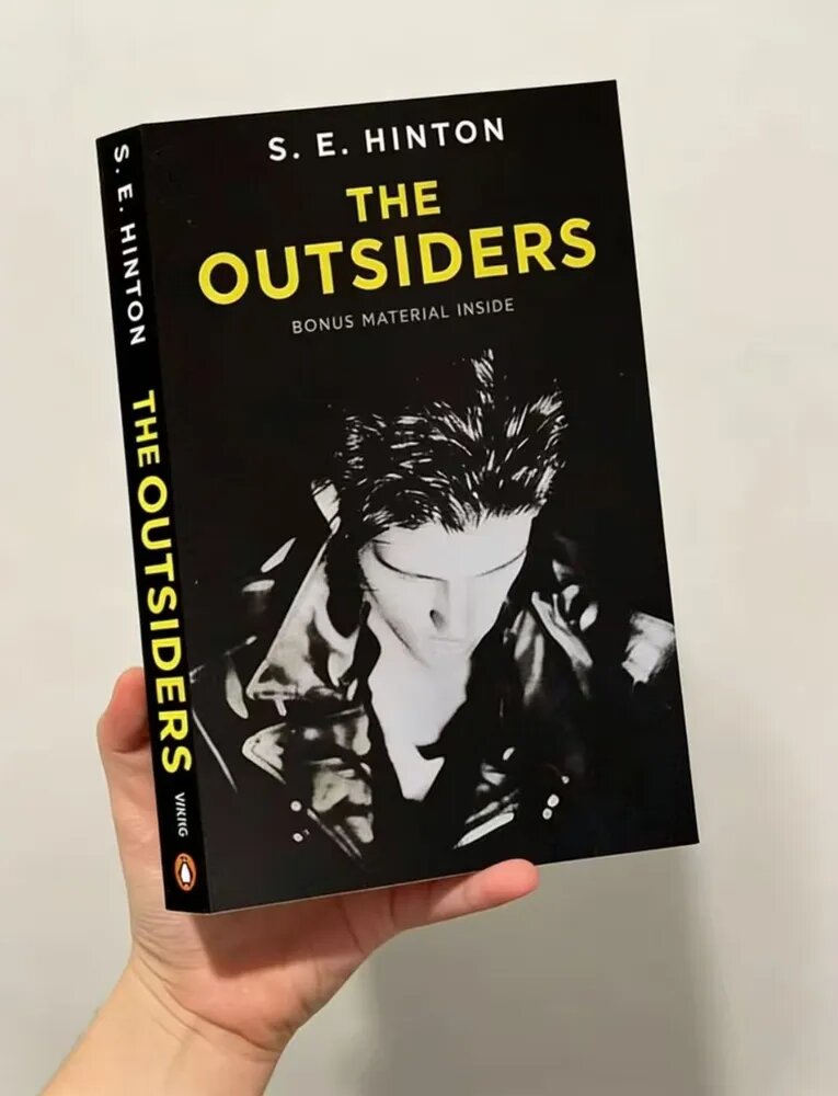 Книга The Outsiders от S. E. Hinton на английском языке Классический роман о подростках