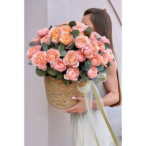 фото Композиция с пионовидными кустовыми розами, эвкалиптом с корзине ver flowers ver. flowers