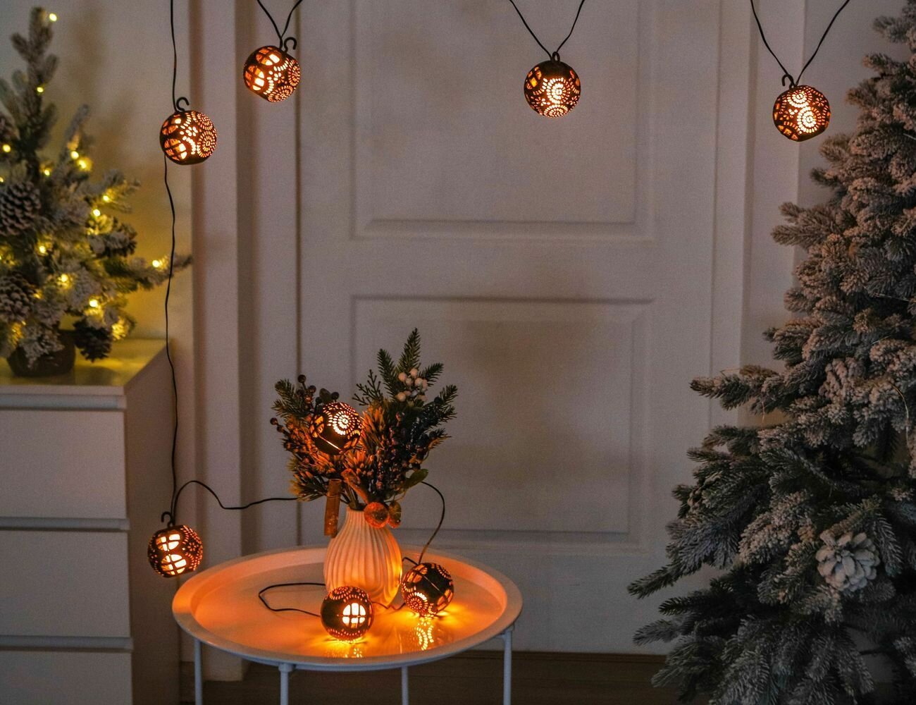 Светодиодная гирлянда Ажурные фонарики, 8 экстра-теплых LED-ламп, эффект живого пламени, 3.5+5 м, черный провод.