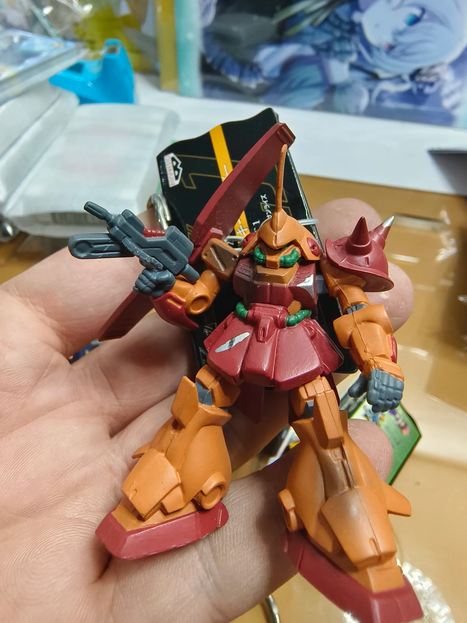 Официальный ключик-брелок от Bandai из серии Заку Гундам японского производства с деталями боевых повреждений -