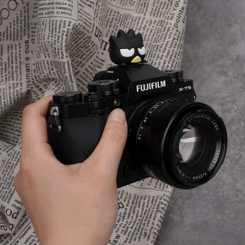 Крышка вспышки для камер с изображением Пингвин Коза для Canon EOS R50, Fujifilm X-S20, Nikon Z30, Sony ZVE-10