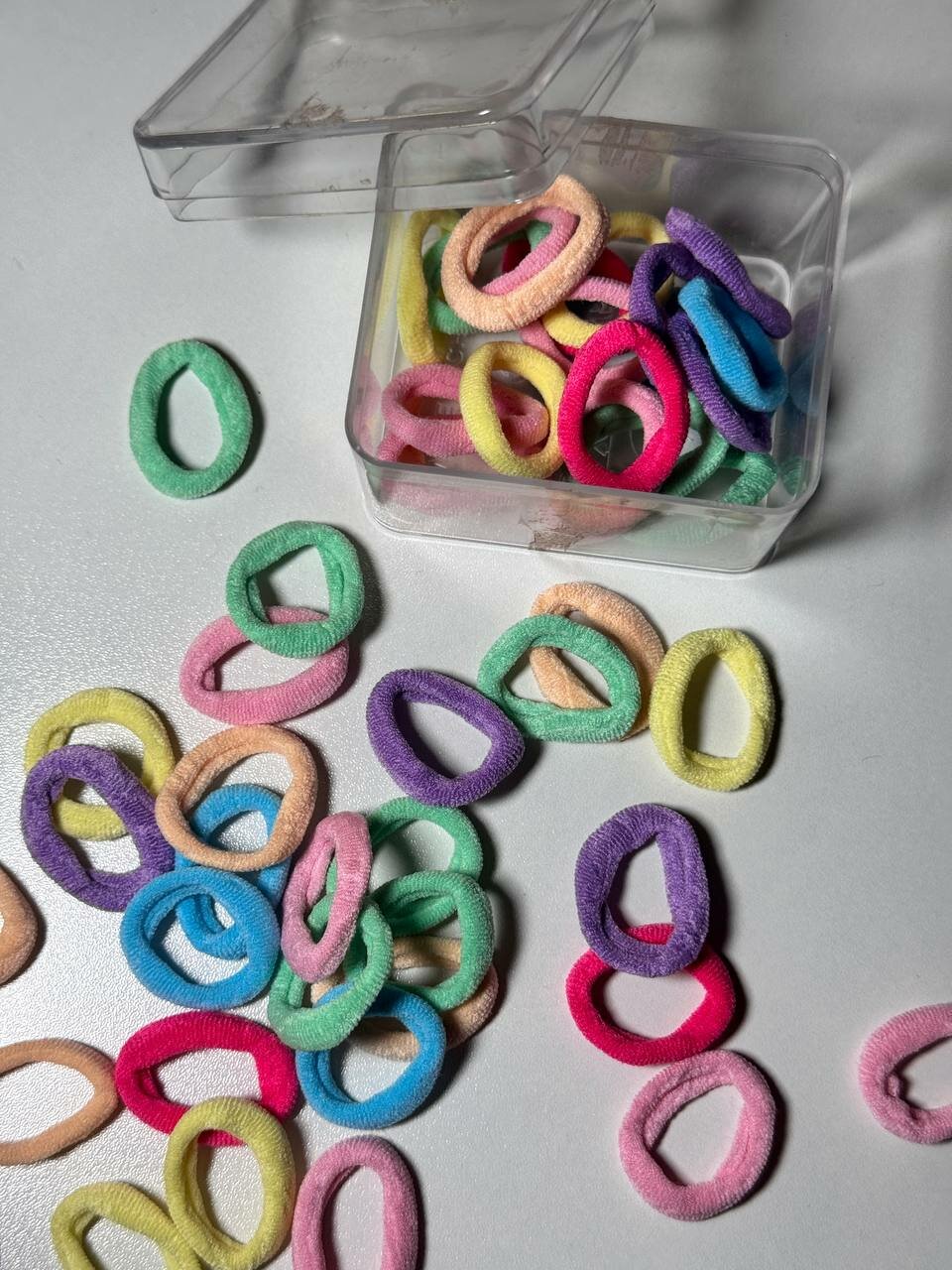 Резинки для волос. Идеально подойдет для интересных и необычных причесок. Не видны в волосах.