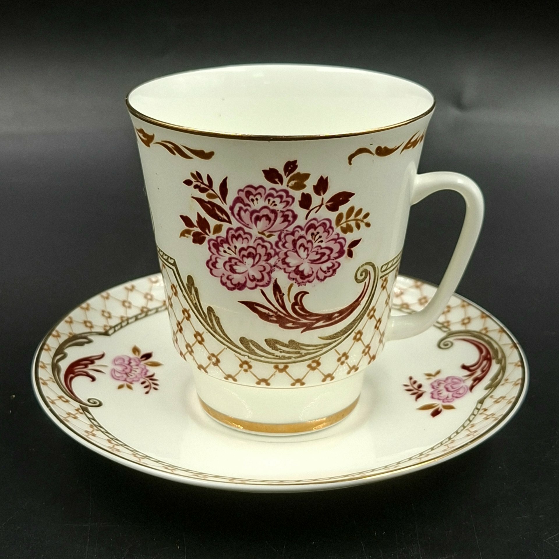 Пара кофейная с декором в виде свадебных колец, букетов и ажурного орнамента