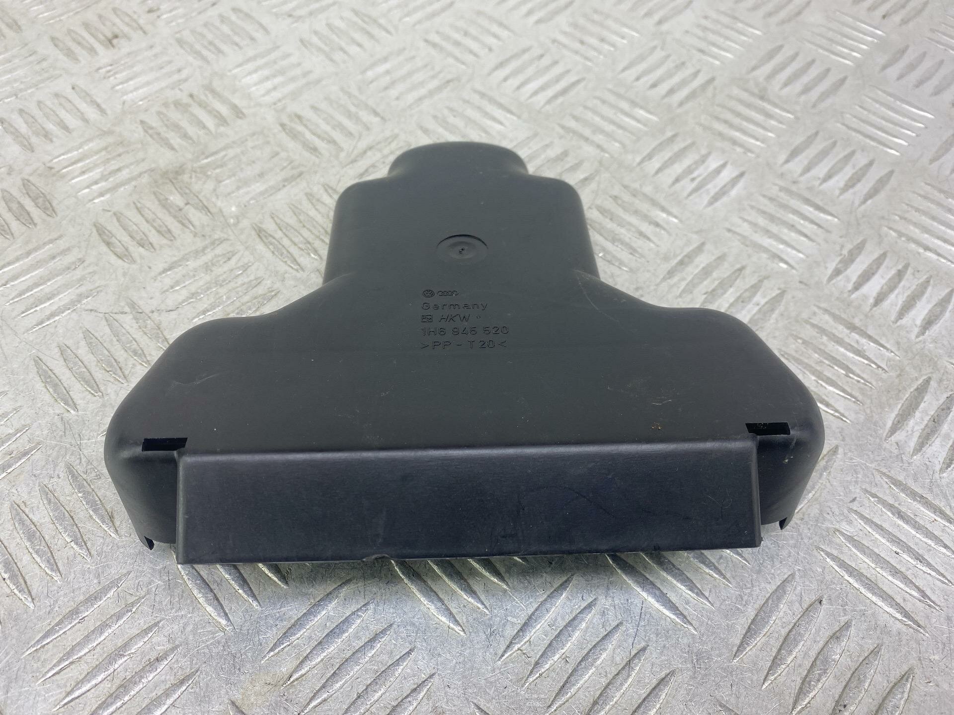 Панель фонаря заднего правого Volkswagen Golf 3 1993 1H6945520