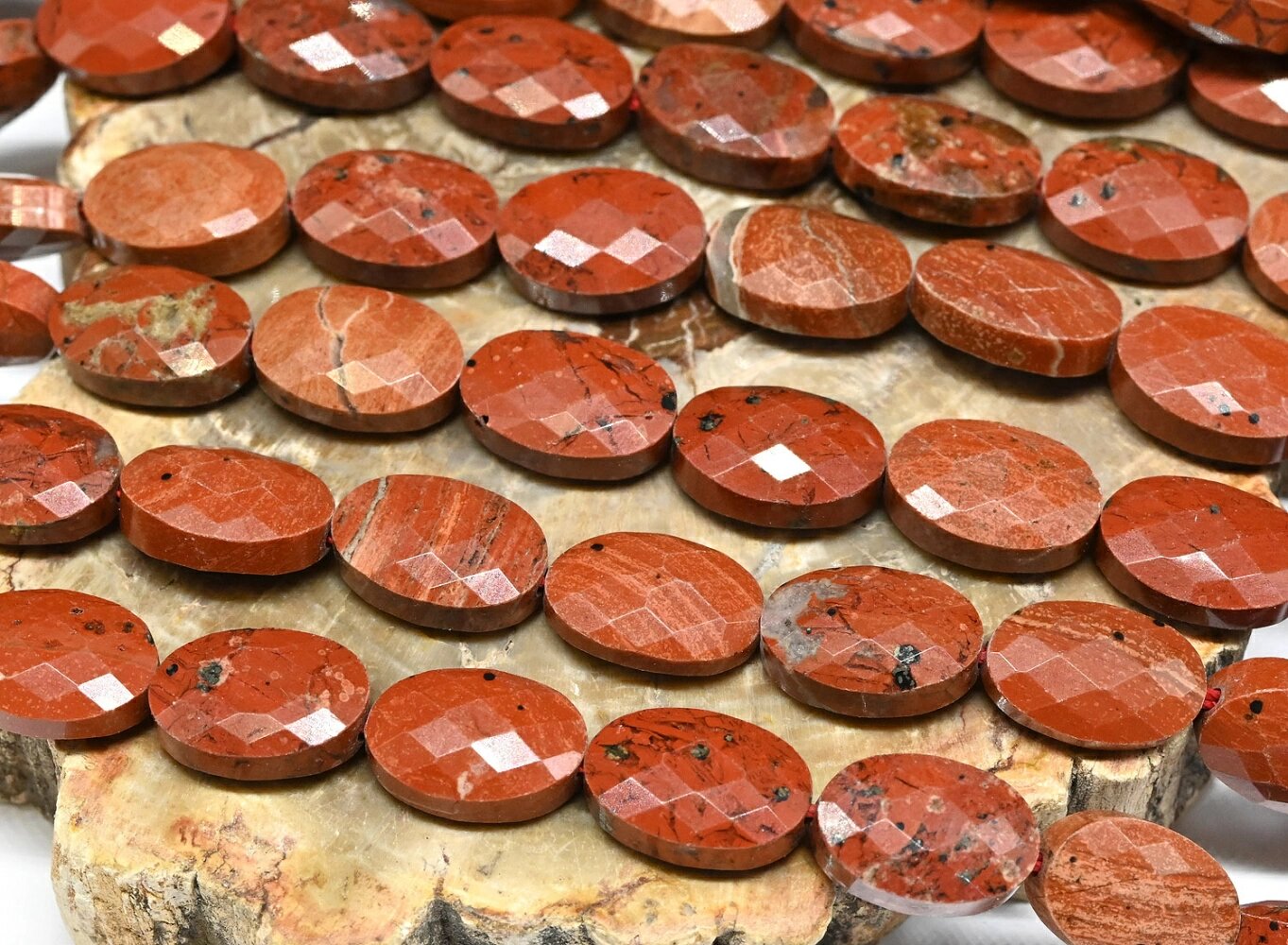 Бусины из яшмы красной овал граненый 8*12мм, 38см, 32 бусины