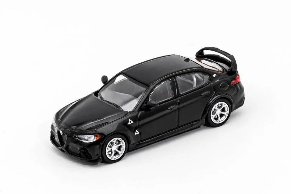 Металлическая игрушечная машинка DCT 1:64 Alfa Romeo GTAm бежевого цвета
