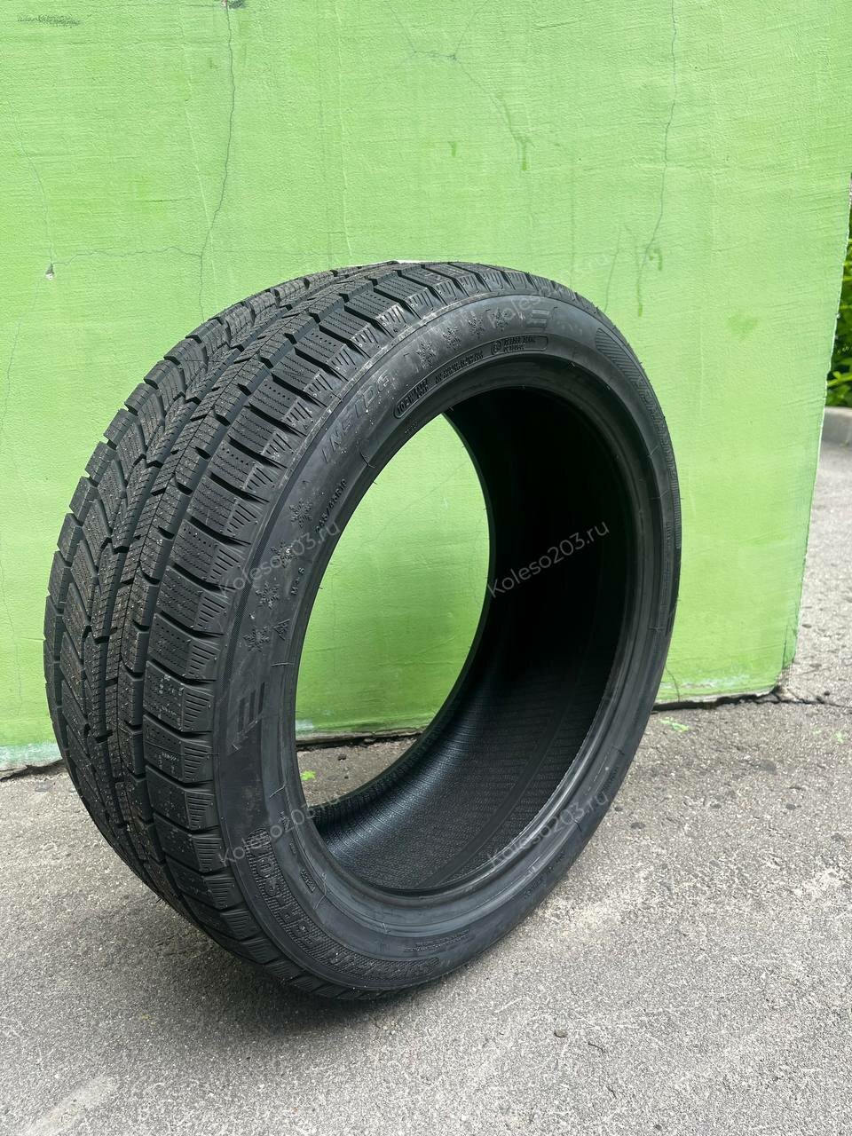 Шина Fortune SnowFun FSR-901, зимняя, 245/45, R19, TL, 102W, высота профиля 45 1 шт.