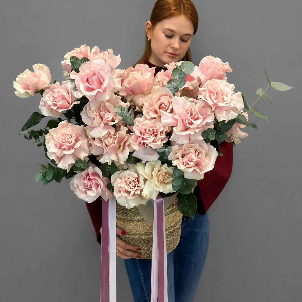 Корзина из 25 нежно-розовых французских роз — живые цветы с доставкой, подарок девушке и жене на день рождения
