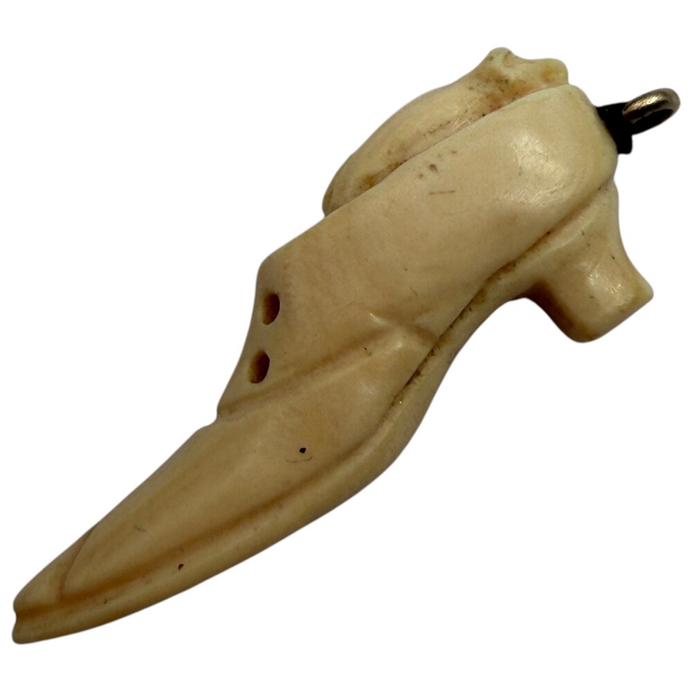 Подвеска "Башмак", 2.5 см, кость, 1950-1960 гг, Холмогорская фабрика (?), СССР
