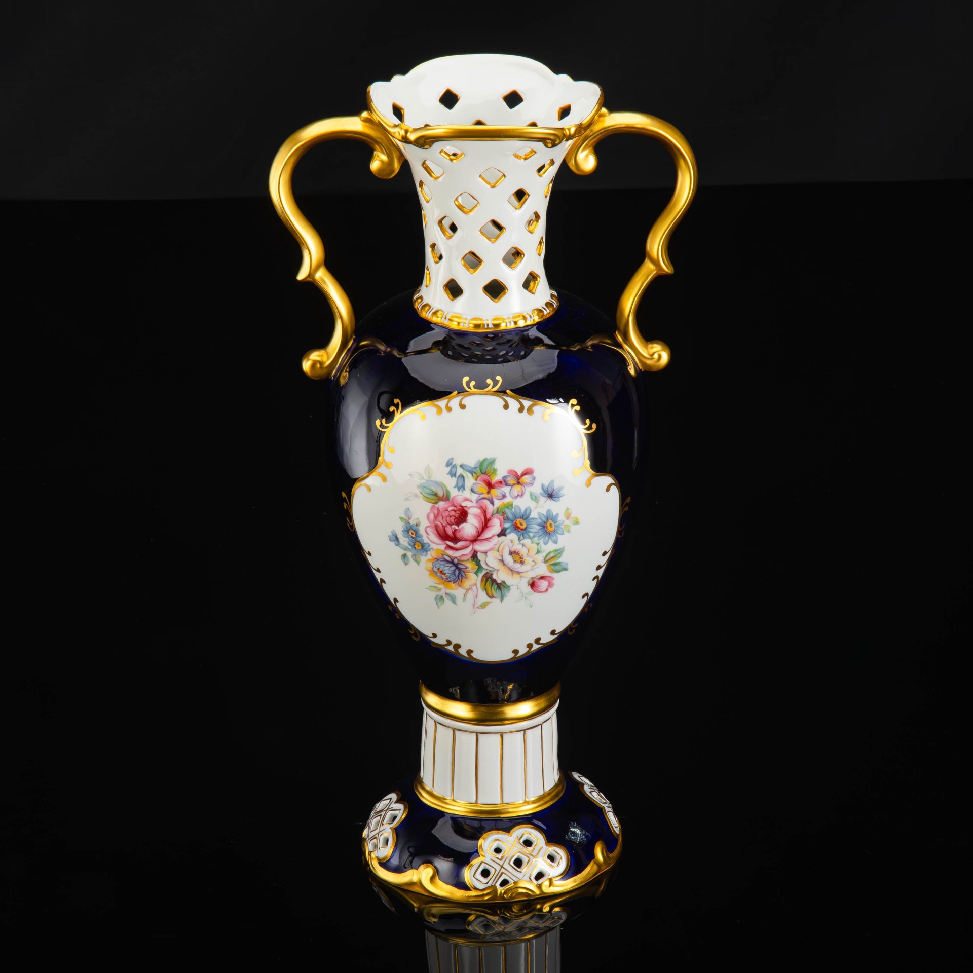 Ваза-амфора с цветочными композициями в резервах, Royal Dux, фарфор