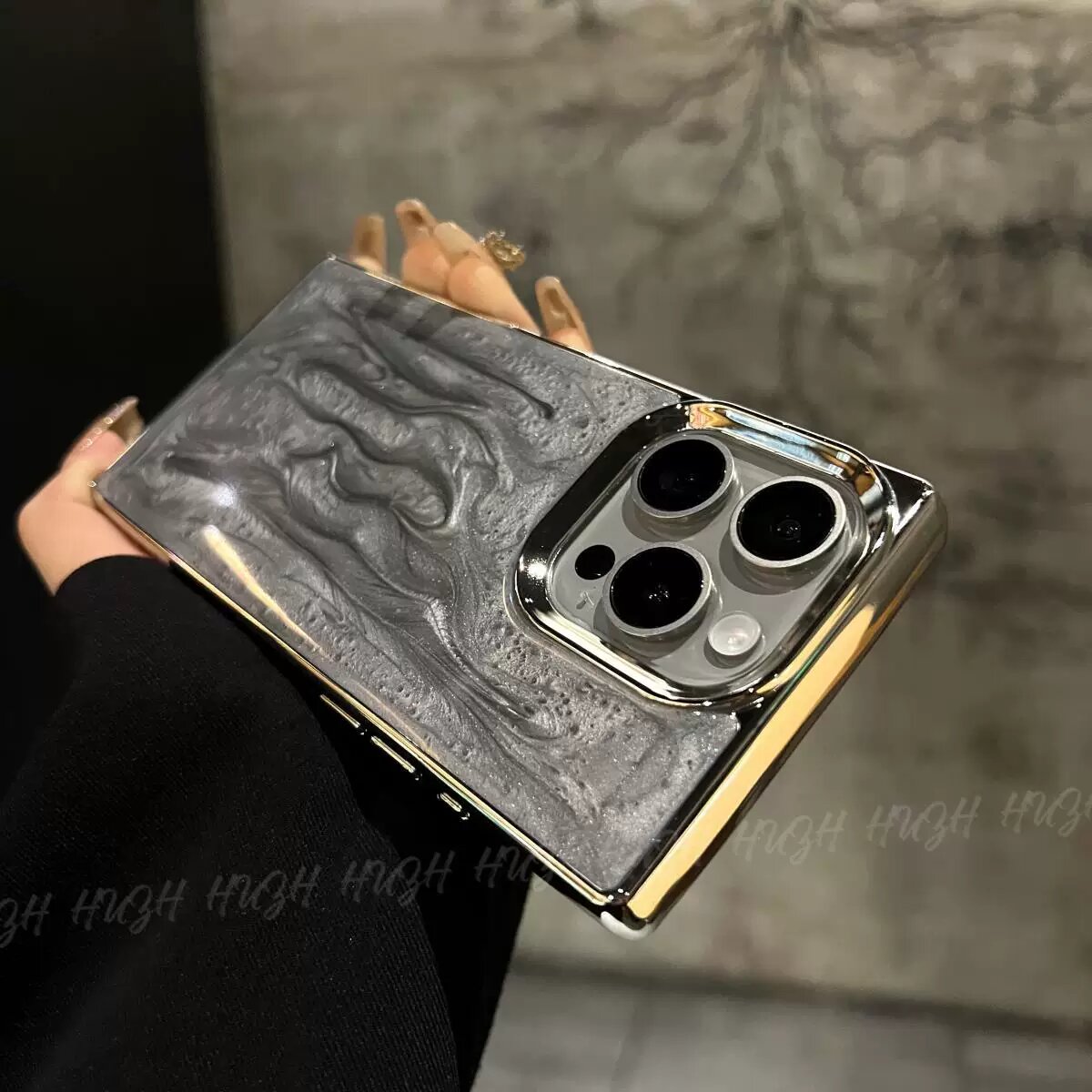 Квадратный чехол с блестящим покрытием для iPhone 12, с большими отверстиями для объектива, цвет цементный серый