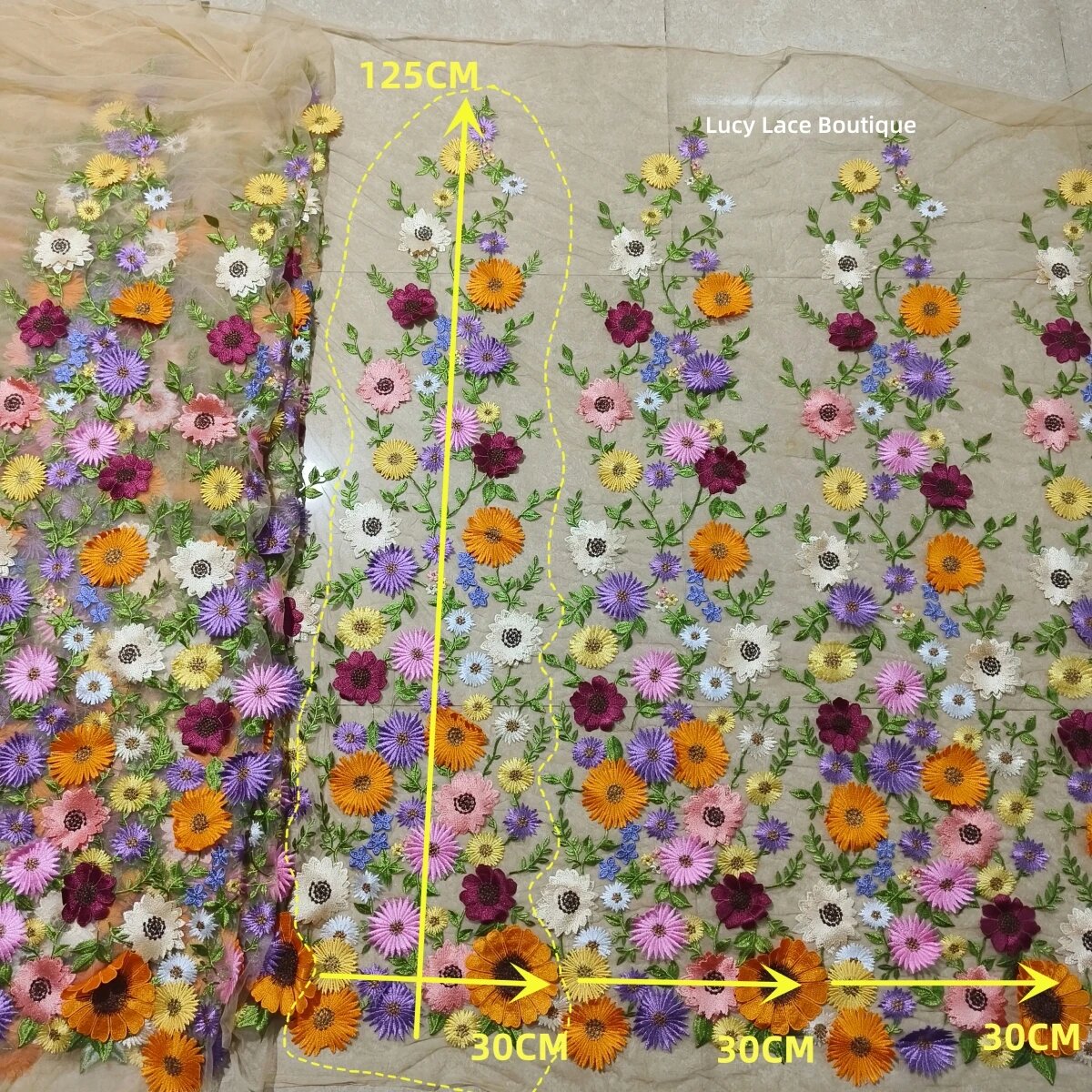 Бежевое кружевное полотно с цветами 125x30см