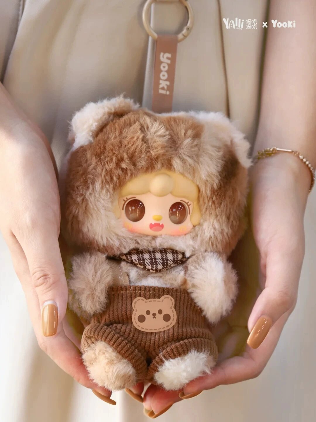 Коллекция Yooki «Зимняя спячка»: мягкая игрушка-блюдо с медвежонком Еловая шишка, подтвержденная модель, коллекционная