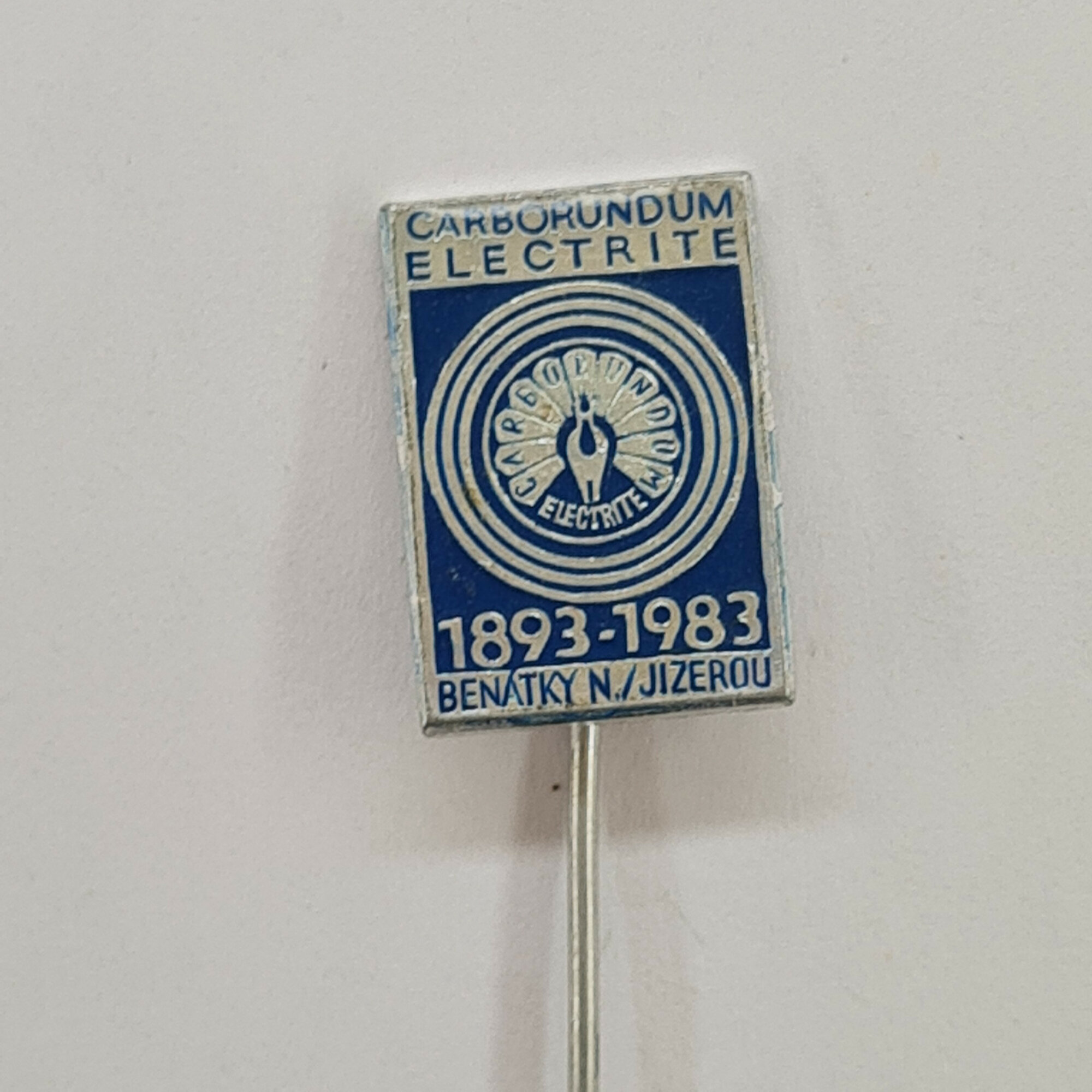 Значок СССР. Carborundum Electrite, 1893 1983, Бенатки над Йизероу, промышленность. Винтажный значек