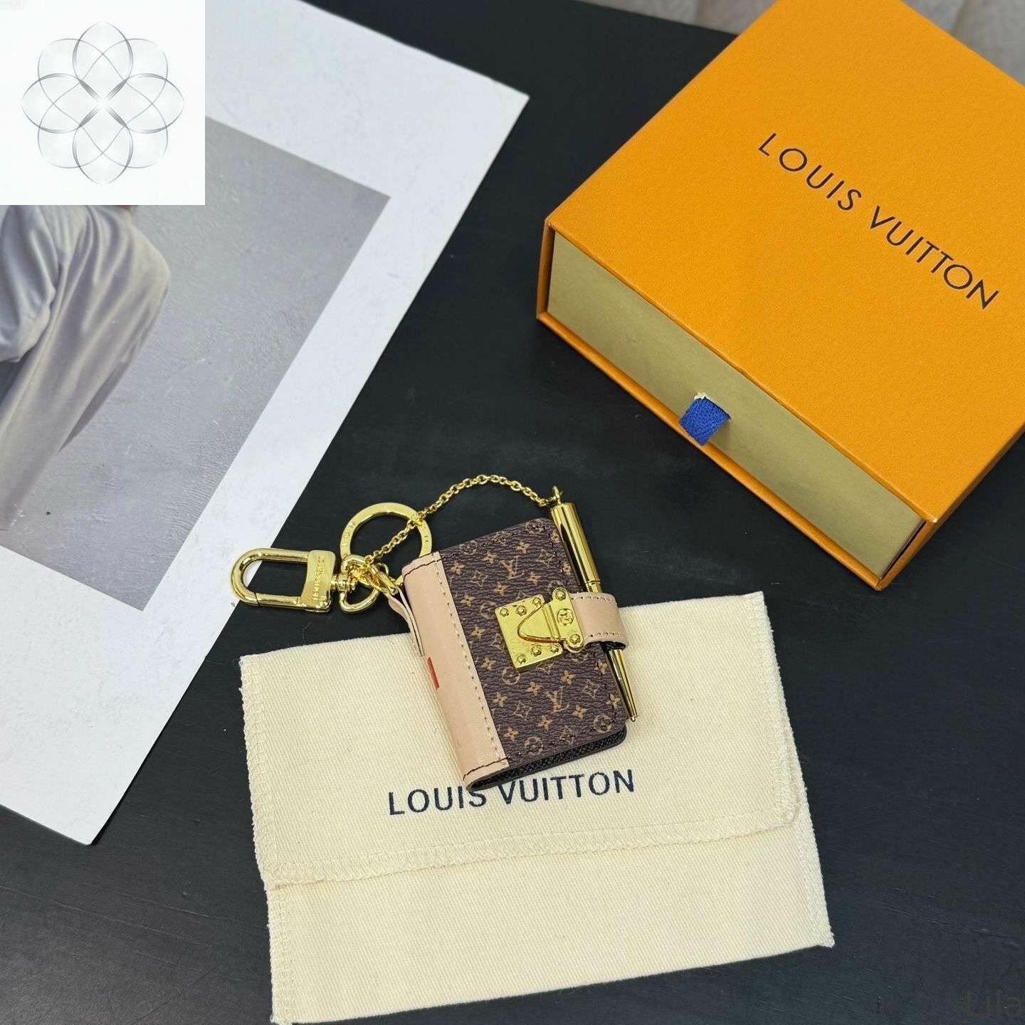 Louis Vuitton Подвеска для брелка для сумки Lila