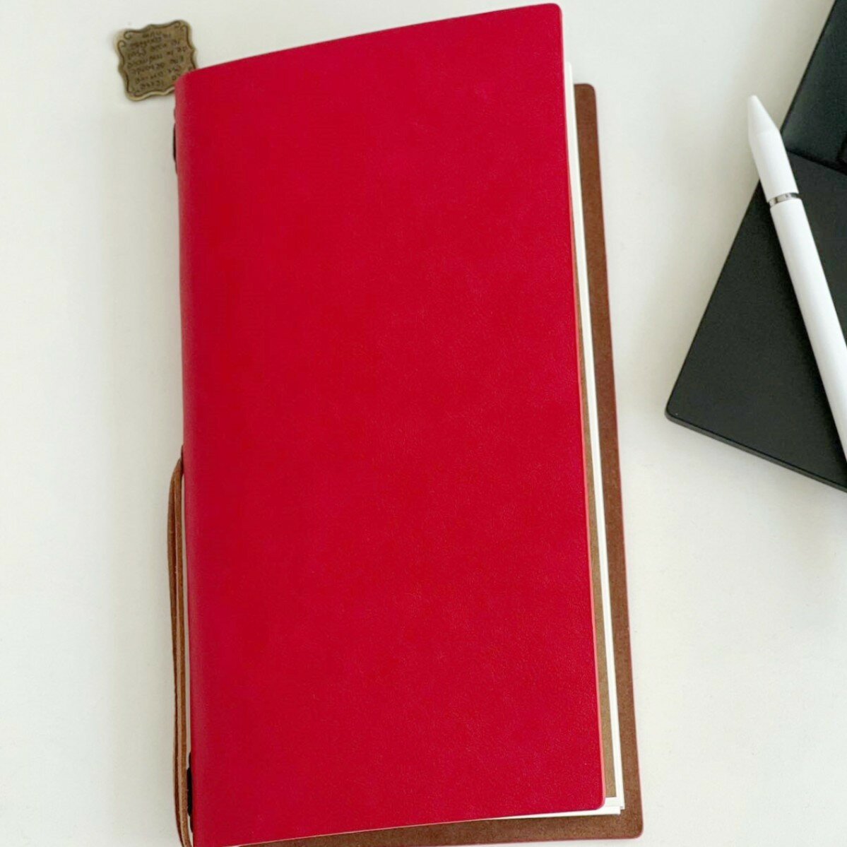 Премиум кожаная записная книжка с лентой-застежкой, цвет красный, 22x12x2см, 60 белых страниц, вес 100г, мягкая обложка