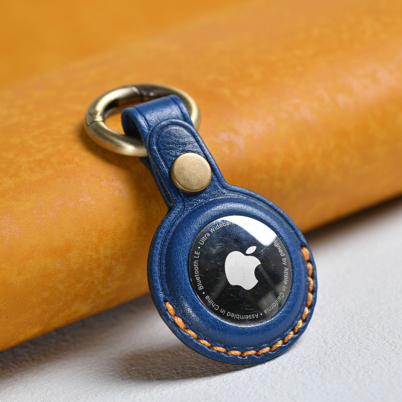 Чехол для AirTag кожаный защитный чехол для трекера Apple AirTag, портативный аксессуар с петлей для Bluetooth-трекера кожаный футляр