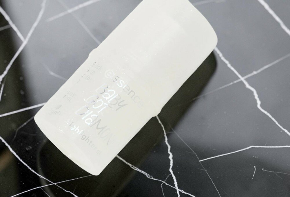 Хайлайтер Essence Baby got holo Diamond, в стике, шиммерный глиттер, удобный формат