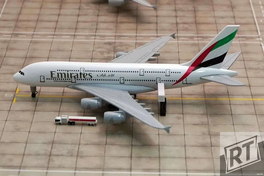 Игрушка самолёт Airbus A380 Emirates на шасси, металл