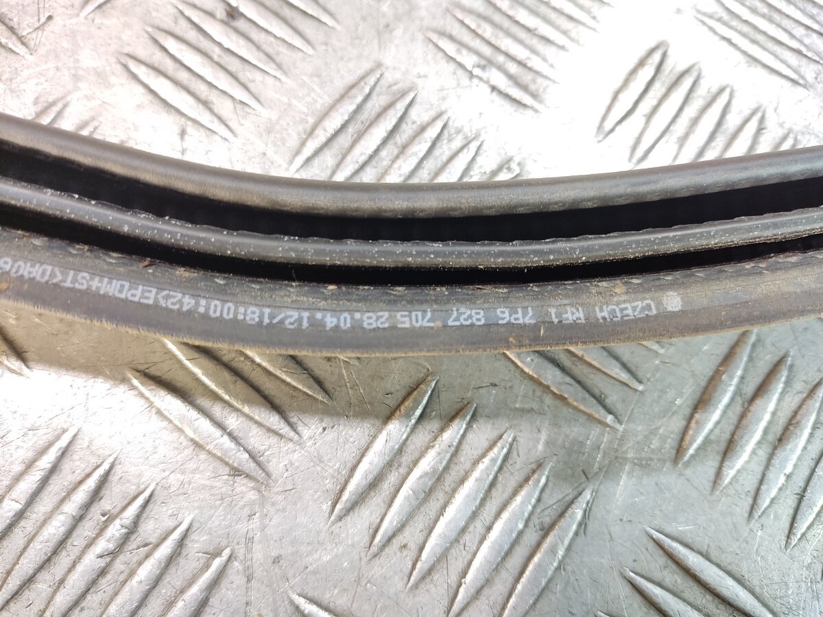 Уплотнитель багажника VOLKSWAGEN Touareg 2010 2018 7P6827705