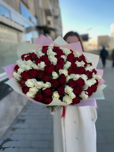 Изображение товара Сборный букет Joy Flowers из 101 красной и белой кенийской розы 40 см