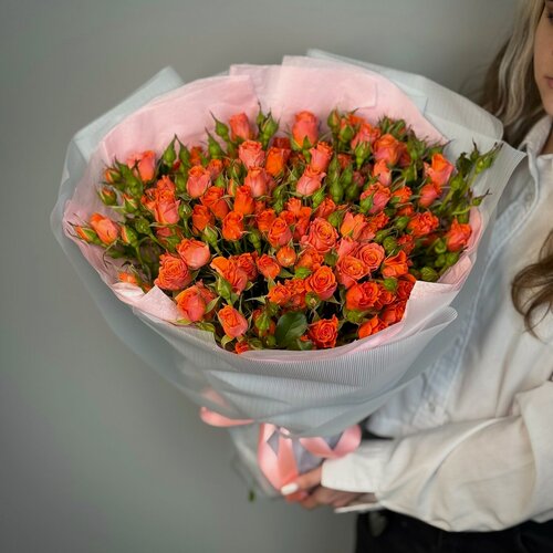 Изображение товара Букет из 21 кустовых оранжевых роз в стильной упаковке. «365 Поводов» - живые цветы с доставкой