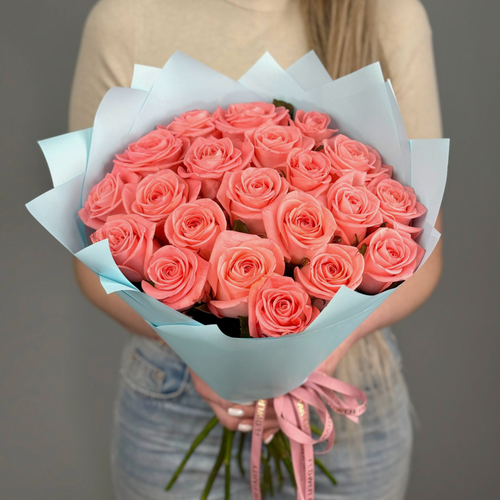 Изображение товара Букет из роз Волшебная карусель в стильной упаковке. «365 Поводов» - живые цветы с доставкой