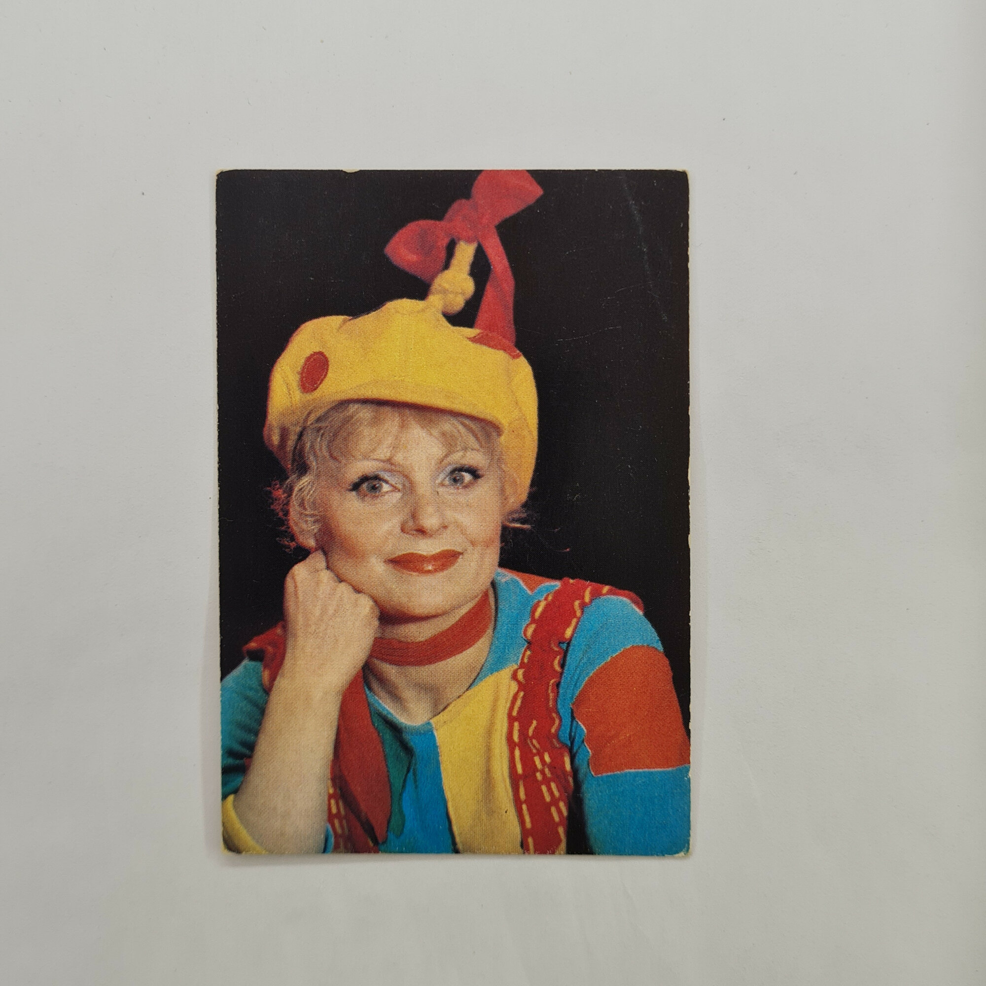 Карманный календарик 1987. Яркие цвета и изображение клоунессы. Календарь винтажный