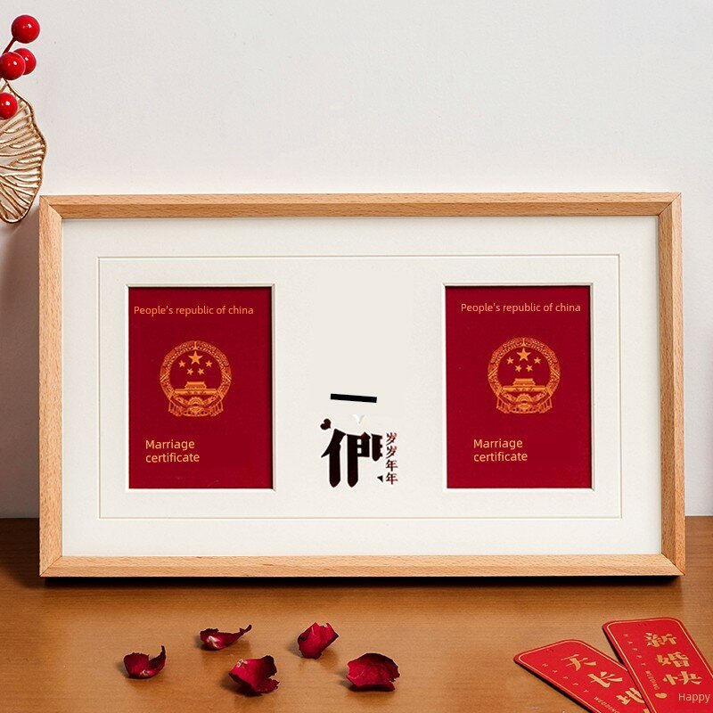 Свадебная рамка для удостоверения с внутренними габаритами 20,2x35,3 см, цвет ореха, дизайн 'Рука в руке' для фотографий