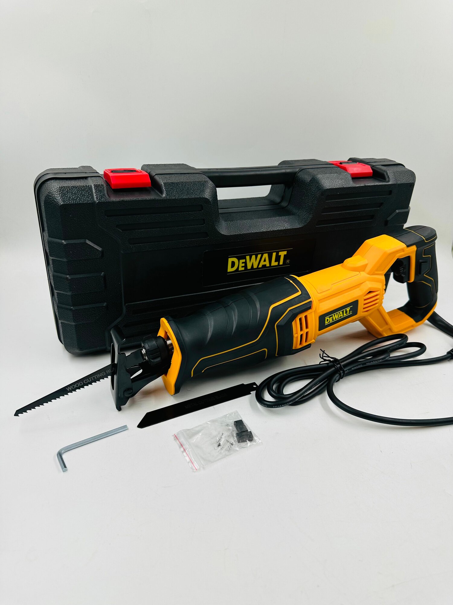 Сабельная пила электрическая DeWALT 1650W с регулировкой оборотов