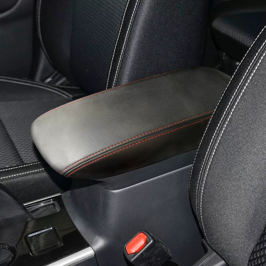 Коврик для центрального подлокотника Mitsubishi Outlander 2019-2021, черная кожа с красной строчкой, без логотипа,