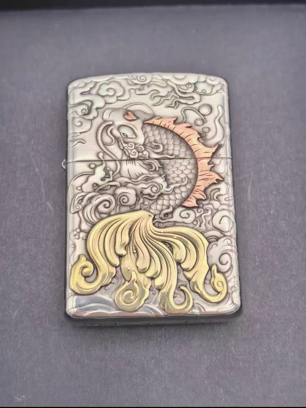 Zippo, "Двусторонний рельеф Карп и драконьи ворота , чистая латунь", пустая(без заправки)