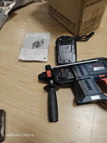 Изображение товара Bosch оригинал Аккумуляторный бесщеточный перфоратор GBH 180-LI с 1 АКБ 5А и зарядкой без кейса 3 режима