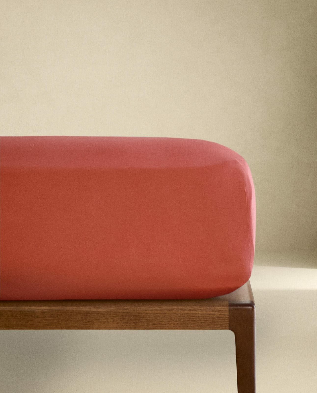 Простыня ZARA HOME сатиновая на резинке выс. 40 см 300 нитей, малиновый, 180x200 см 0136/095/671-18