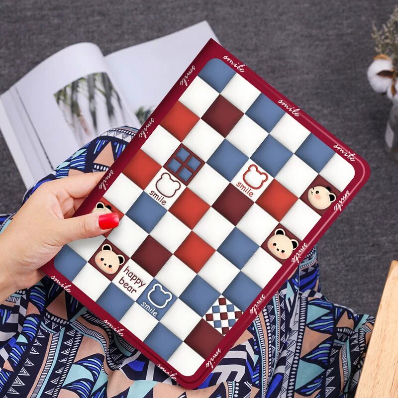 Чехол для планшета Honor X10 11" книжного стиля, узор «Checkered Bear» в белом цвете