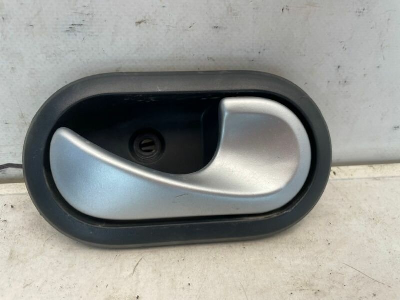 Ручка двери внутренняя Renault Sandero 2012 8200735218 BS1Y K4MC697, передняя правая (с пробегом)