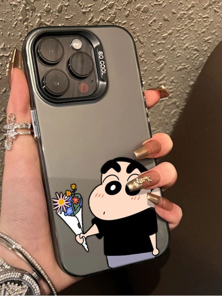 Чехол на Айфон 15 / iPhone 15 черный с персонаж Арарасу от мультсериала "Шиньчан" с букетом цветов на светло-сером фоне с надписью "SO COOL", создающий образ игривой и милой мультяшной стилистики.