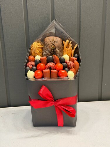 Изображение товара Букет «Парма мини» с колбасками, сыром, помидорами, маслинами и багетом — подарок на 23 февраля, День Рождения