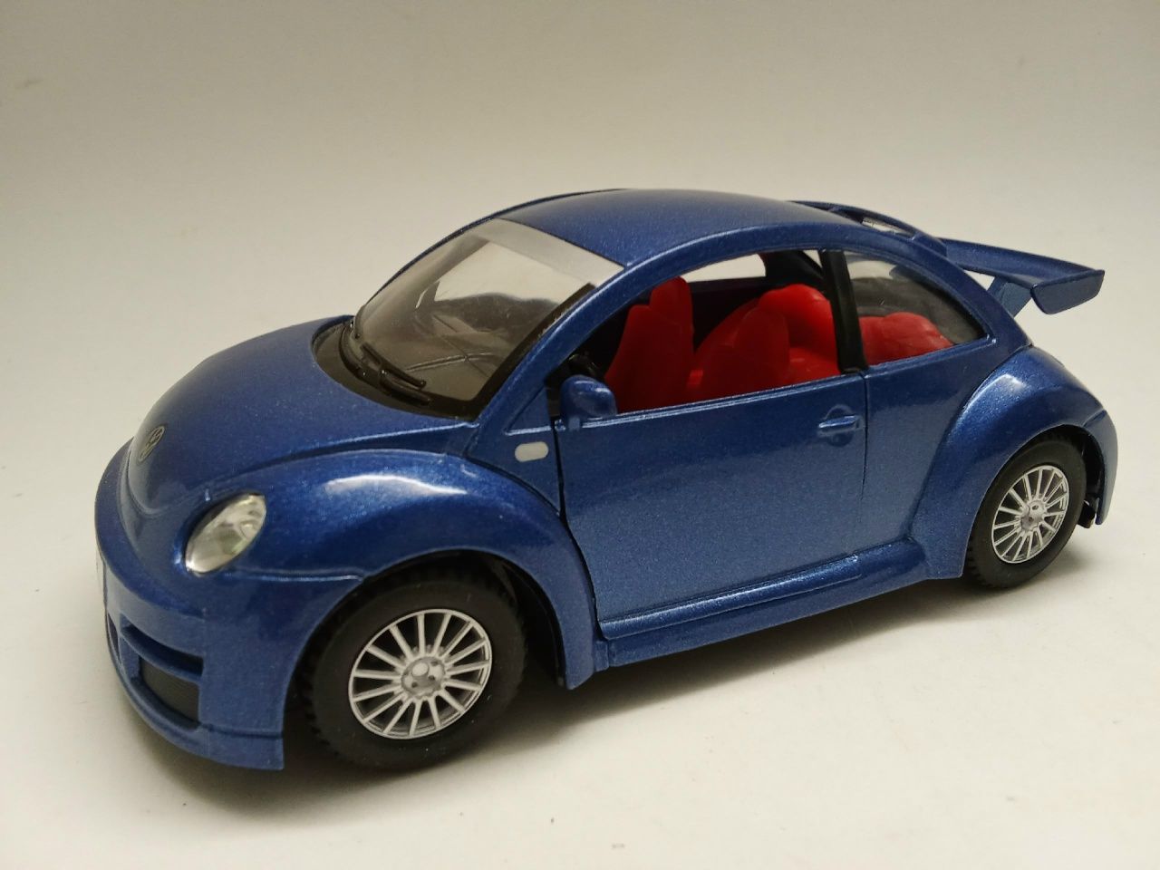 Модель авто 1:32 Volkswagen New Beetle RSI Kinsmart без коробки