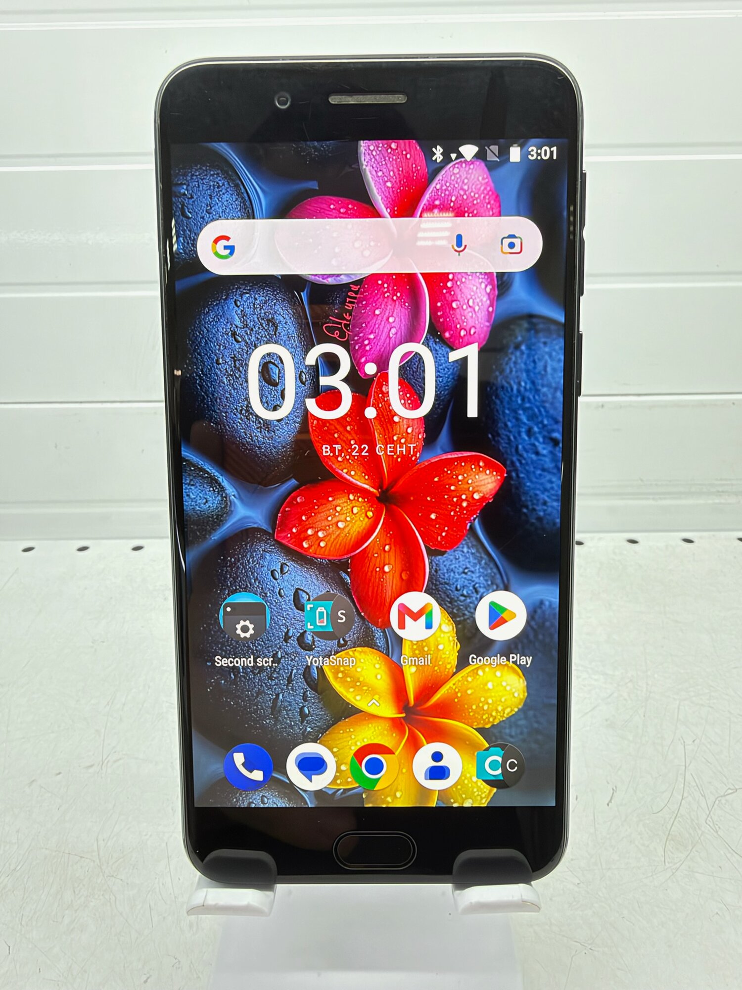 Б/У смартфон с двумя экранами Yota YotaPhone 3, 4/64 ГБ, 2 SIM, Android 7.1, Камера 12 МП, NFC, чёрный