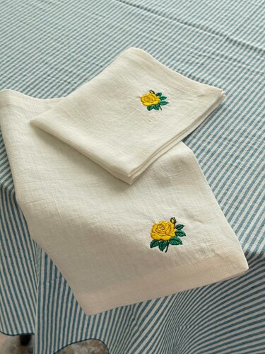 Изображение товара Набор льняных салфеток 2 шт. с вышивкой "Роза желтая" 2 шт. Лен 100% Цвет Белый, 35x45 см
