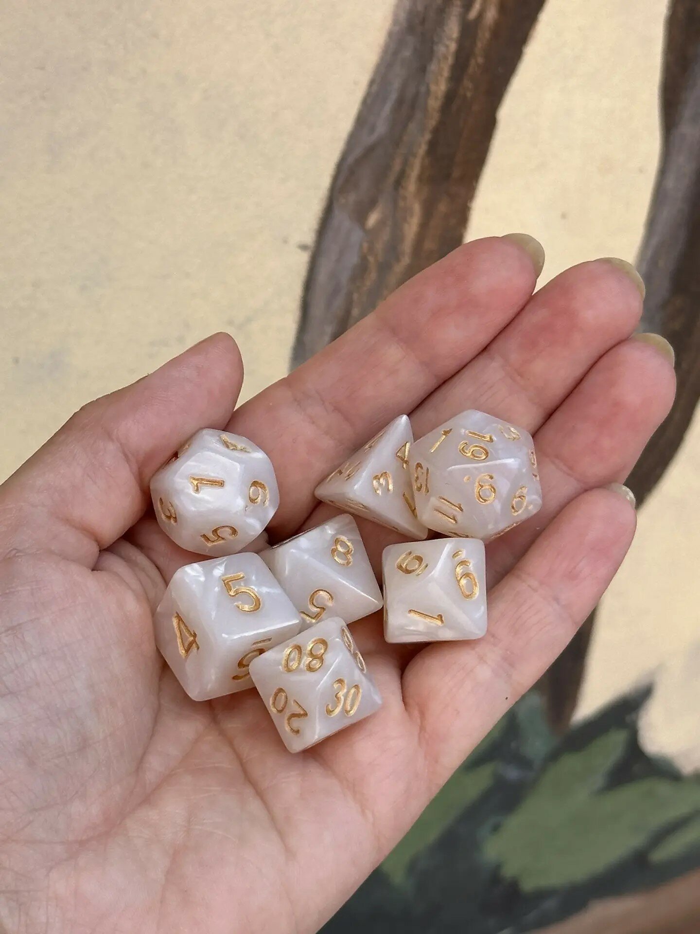 Дайсы для ДнД, кубики для DnD, 7 шт, белый перламутр с желтыми цифрами