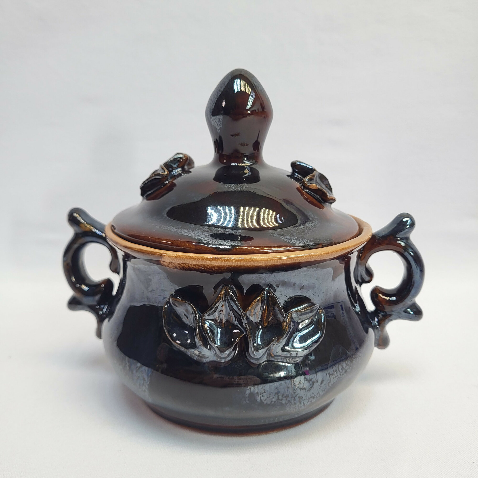 Сахарница винтажная, СССР. Керамика, с крышкой, коричневая глазурь и рельефный декор
