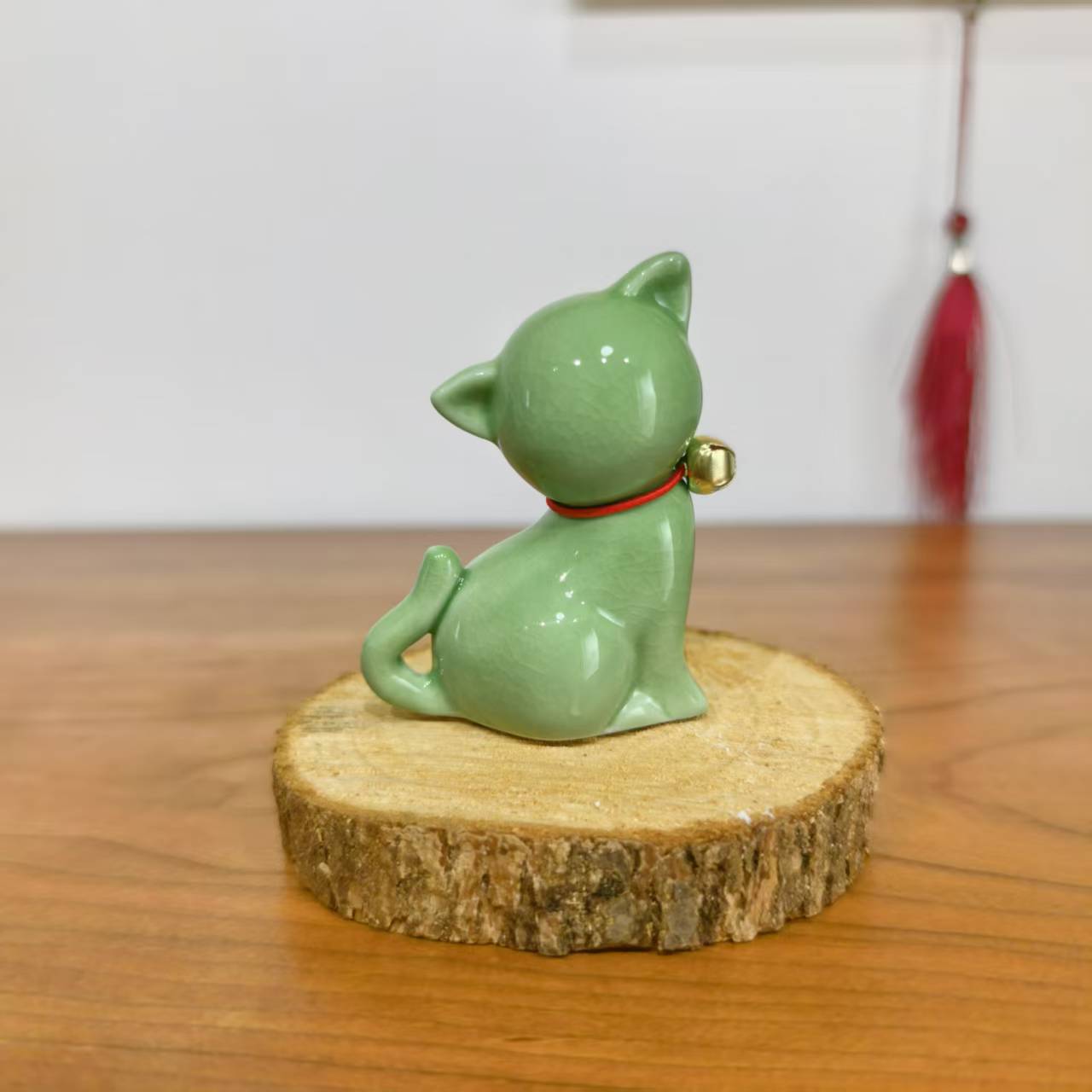 Изумрудно-зеленая керамическая фигурка кошки, смотрящая вверх - роскошный декор для чайного набора, подарок для дома,