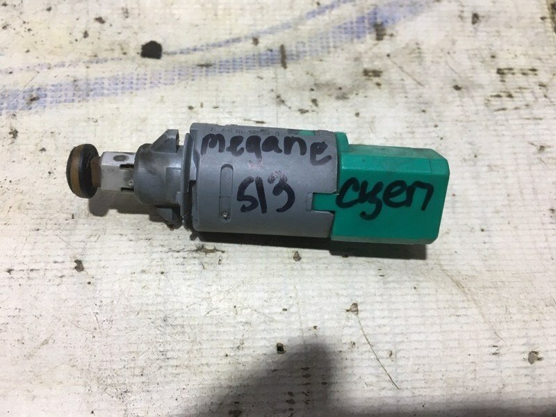 Концевик педали сцепления Renault Megane 2003 8200168240 BM K4M (с пробегом)