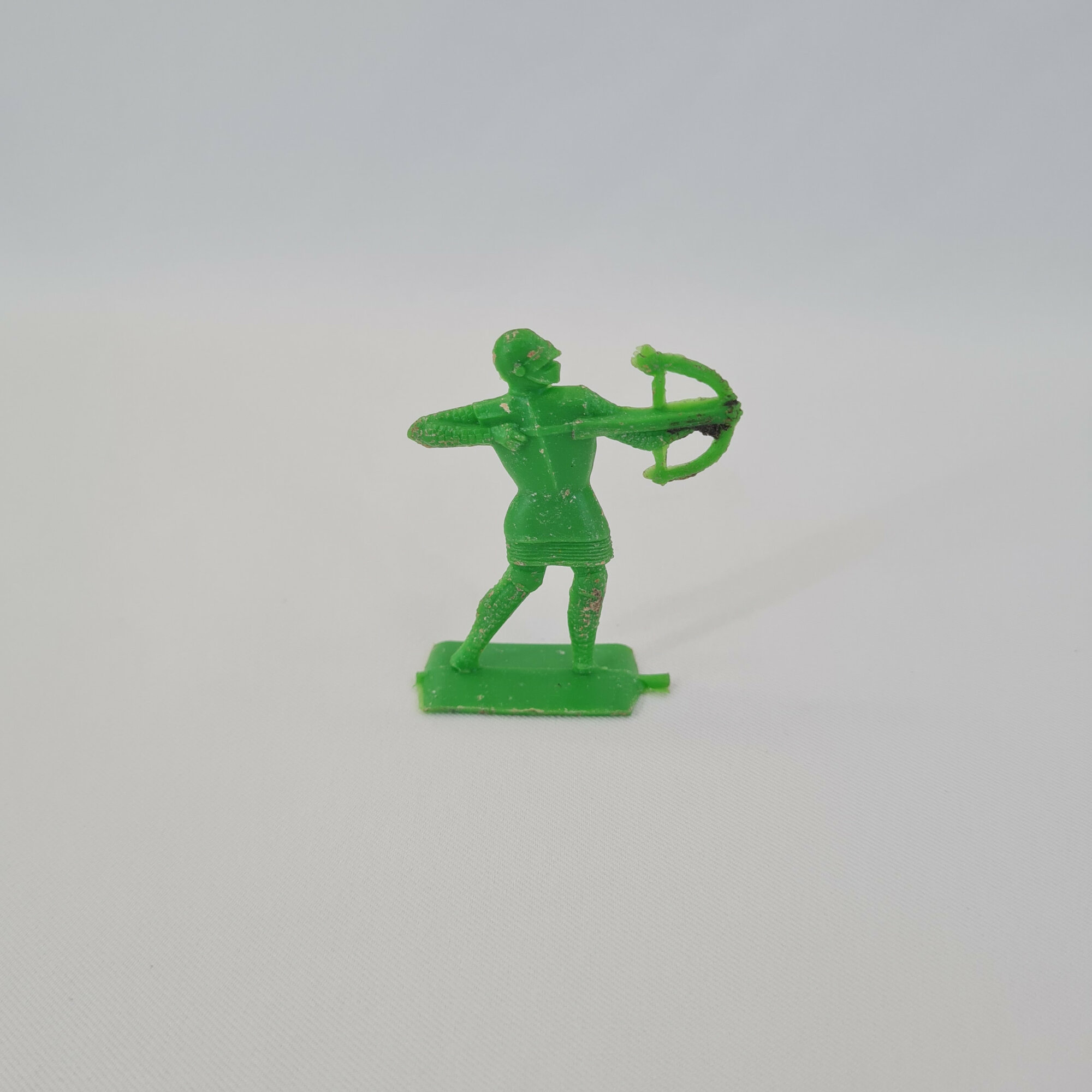 Солдатик лучник, винтажная игрушка СССР. Пластиковая фигурка на подставке с луком стрелка